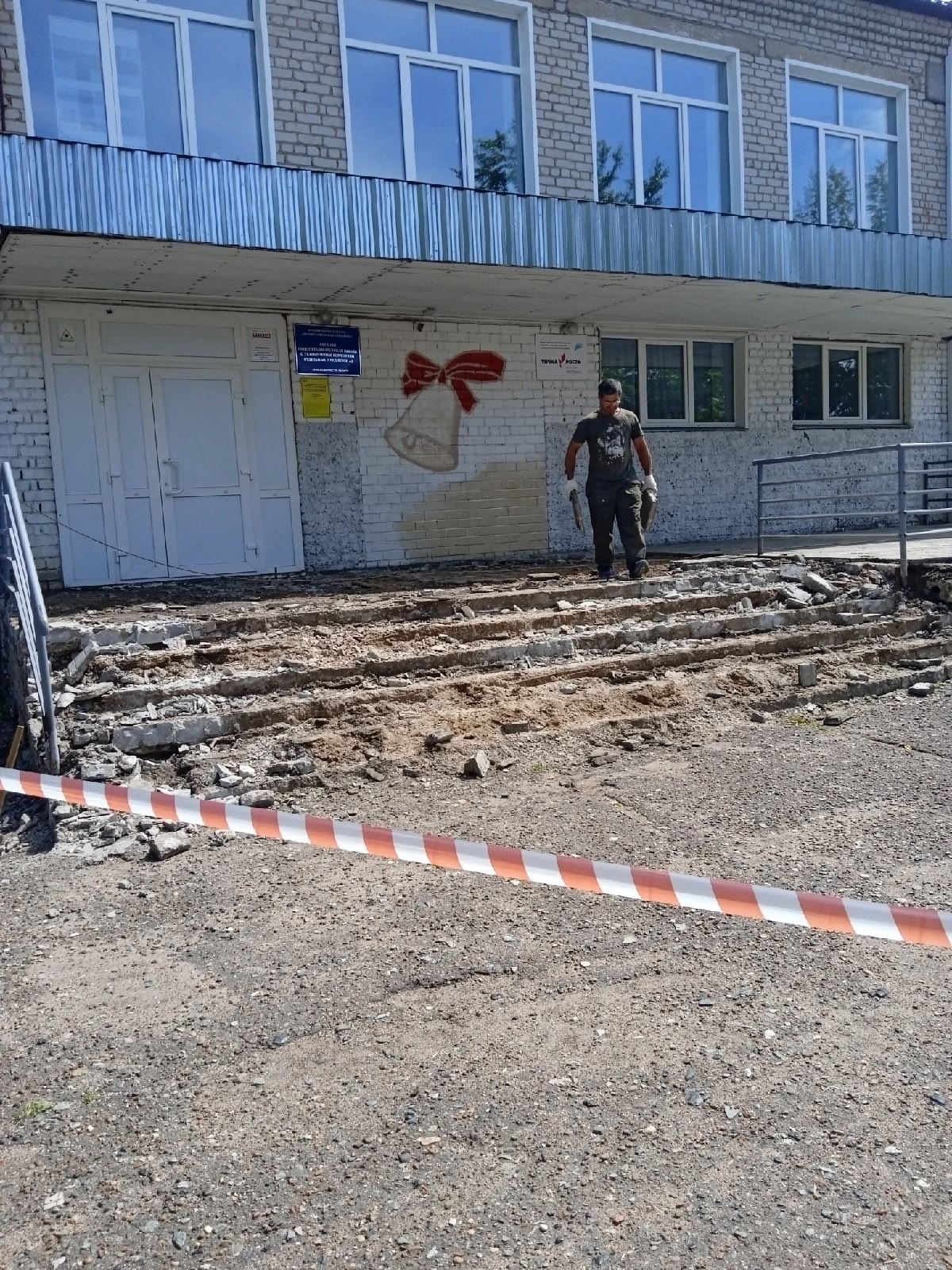 В школе N3 г. Яранска начался капитальный ремонт входного крыльца..