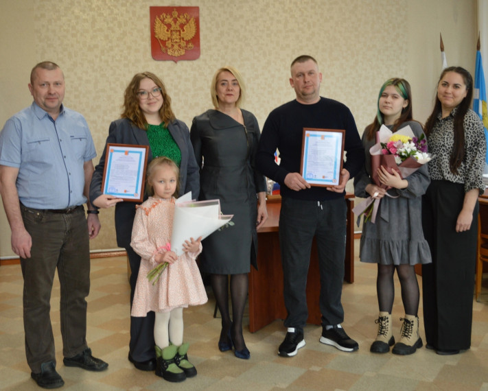 25 февраля вручила свидетельство на получение социальной выплаты. 25 февраля вручила свидетельство на получение социальной выплаты.